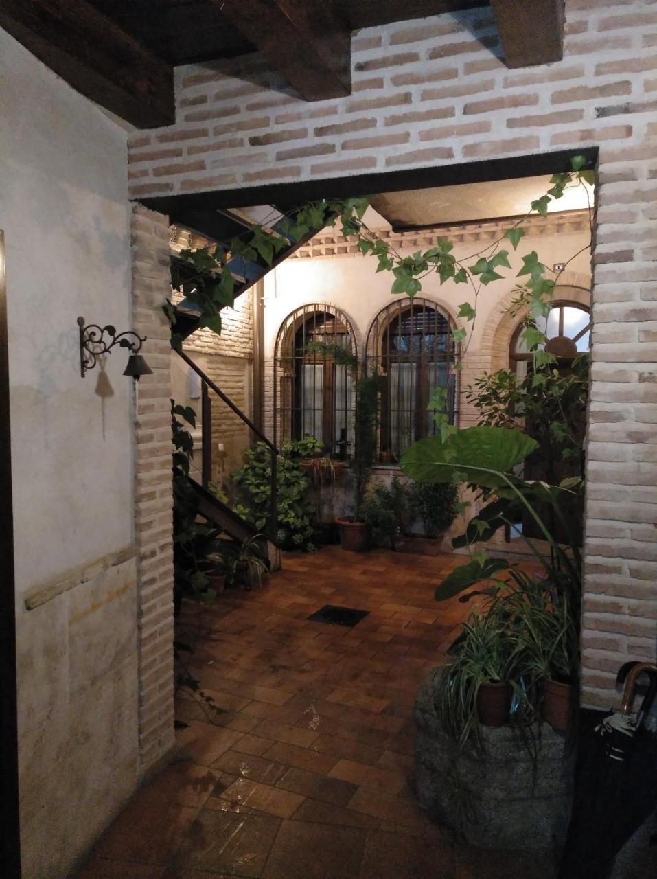Apartamentos La Casa Del Grial Toledo Exterior photo